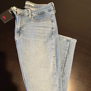 NWT 30x30 Women’s Levi’s 711 Sculpt Skinny.